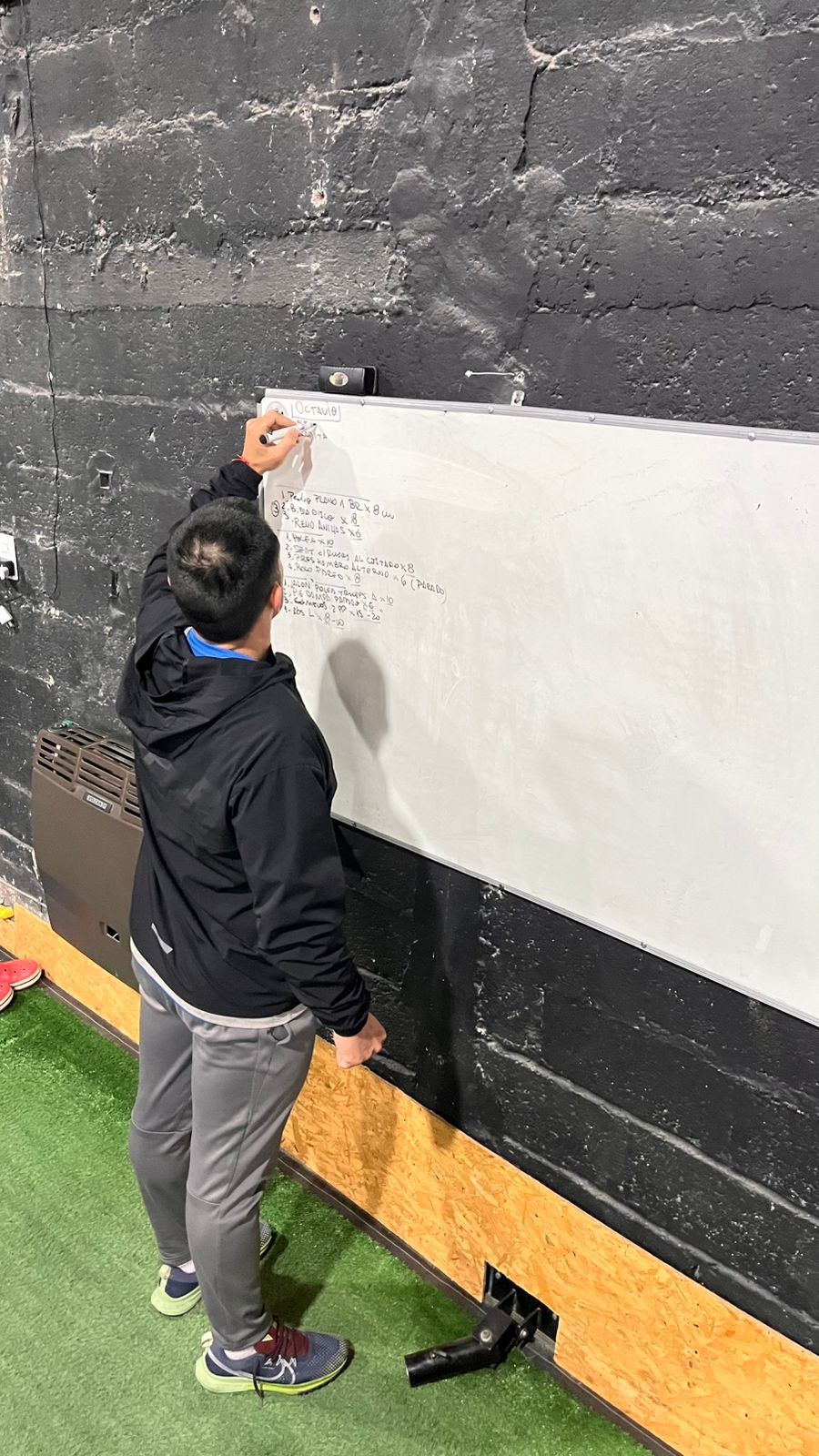EXPERIENCIA 1 — Coach explicando en pizarra